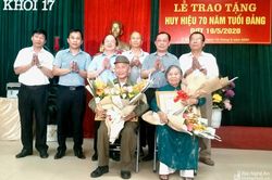 Trao Huy hiệu 75, 70 tuổi Đảng cho các đảng viên tại Thành phố Vinh