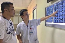 Bị u màng não 10 năm, một người phụ nữ bị mù mắt phải