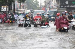 TP Hồ Chí Minh tiếp tục mưa lớn, nhiều tuyến đường bị ngập nặng