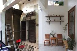 Được bố mẹ cho nhà 'bỏ hoang' 10 năm, đôi vợ chồng trẻ tân trang thành quán cà phê nhỏ xinh