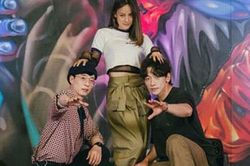 Có một 'chị đại' quyền lực Kbiz khiến MC quốc dân Yoo Jae Suk và 'ông hoàng showbiz' Bi Rain đều phải 'quỳ gối'