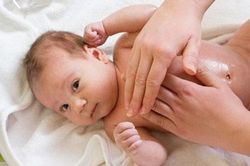 Chuyên gia cảnh báo nguy hại khi sử dụng phấn rôm cho trẻ sơ sinh
