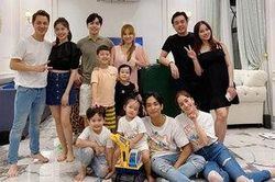 Hội bạn thân showbiz hội ngộ, nhan sắc hai bà bầu Sara Lưu và Thu Thủy nhận được nhiều sự chú ý