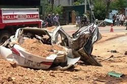 Xe ben chở đất đá bất ngờ bị lật đè bẹp ô tô, 3 người tử vong 1 cháu bé nguy kịch