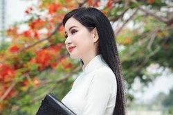 Á hậu - Doanh nhân Huyền Cò đẹp mơ màng, tinh khôi tà áo trắng bên sắc hoa phượng đầu mùa