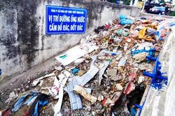 Cấm nhưng vẫn đổ rác