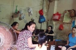Ám ảnh cuộc sống dưới mái fibro xi măng trong những ngày Hà Nội nắng nóng