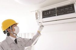 Nắng đổ lửa, lắp điều hòa trên tầng 40, thợ điện lạnh ngất xỉu sau khi tiếp đất an toàn