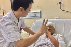 Mù một mắt vì phát hiện u não muộn