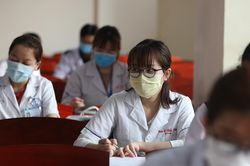 Từ bỏ ước mơ vì học phí trường y dược tăng từ 13 lên 70 triệu/năm