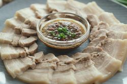 Làm thịt luộc chấm sốt tỏi đơn giản ngày mưa