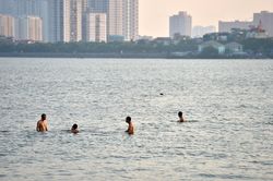 Hà Nội: Người dân mạo hiểm 'vượt rào' hóng gió, tắm giải nhiệt tại Hồ Tây
