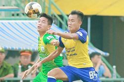 Giải hạng Nhất 'nổ' tưng bừng bằng kịch bản khó tin ở miền Tây