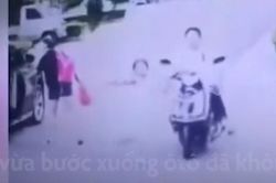 Không quan sát đường, bé gái đâm ngã người phụ nữ đi xe máy