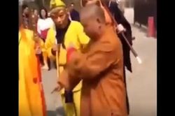 Cười vỡ bụng xem võ sư Thiếu Lâm biểu diễn 'Nhất dương chỉ'