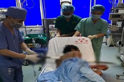 Cứu sống bệnh nhân bị xà beng đâm xuyên ngực