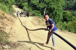 Cán bộ xã vùng biên Nghệ An 'đội nắng' kéo đường ống đưa nước về cho dân