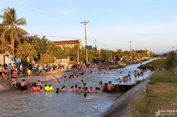 Kênh thủy lợi ở Nghệ An 'biến' thành hồ bơi ngày nắng nóng