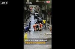 Clip: Mải dán mắt vào màn hình điện thoại, nam thanh niên rơi tõm xuống cống