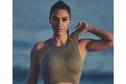 Kim Kardashian tung ảnh bikini ở biển khiến fan trầm trồ