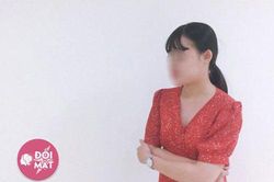 Bức tranh treo tường bất ngờ rơi, lộ ra bí mật của người bố chồng giám đốc