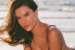 Alessandra Ambrosio diện áo tắm, 'thả dáng' cuốn hút trên bãi biển