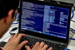 Google cáo buộc các tin tặc Trung Quốc và Iran định xâm nhập mạng đội ngũ tranh cử của Donald Trump và Joe Biden