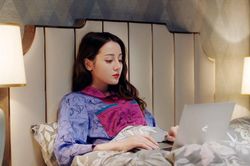 Cha mẹ bị người lạ quấy nhiễu, Địch Lệ Nhiệt Ba tức giận lên tiếng: Tôi biết bạn là ai, cha mẹ tôi không cần bạn phải bận lòng
