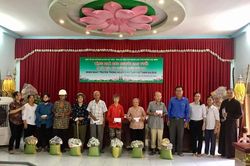 Các đơn vị trao quà, thẻ bảo hiểm y tế