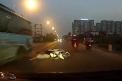 Vượt xe buýt bất thành, nam thanh niên đi xe máy suýt mất mạng