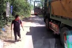 Cay cú vì không được vượt, tài xế xe ben rút gậy định tấn công tài xế xe tải