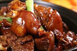Kho chân giò cùng thứ nước này, nghe tưởng lạ nhưng thành phẩm lại hao cơm khủng khiếp