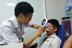Bé trai đầu tiên được ghép tế bào tự thân chữa bạch biến, hồi sinh những 'mảnh da non'