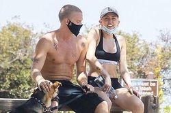 Ảnh hẹn hò đời thường của Miley Cyrus và Cody Simpson