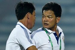 HLV Nam Định lao vào sân, đòi phân bua với trọng tài
