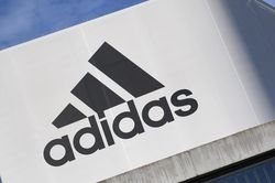 Hãng adidas bị nhân viên tố phân biệt chủng tộc