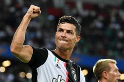 Cristiano Ronaldo trở thành cầu thủ đầu tiên kiếm được 1 tỷ USD