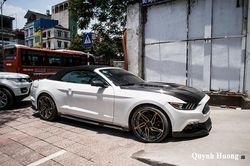 Ford Mustang mui trần, tiền tỷ độ cửa 'cắt kéo' tại Hà thành