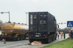 Hải Dương: Container va chạm xe mô tô, một người chết thảm