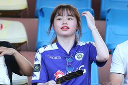 Huỳnh Anh tranh thủ ăn lấy sức cổ vũ Quang Hải