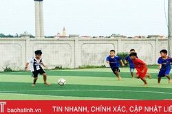 Cầu thủ nhí Hà Tĩnh đam mê bóng đá trẻ phong trào