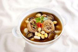 Cách làm chân giò hầm thuốc bắc vừa ngon vừa bổ dưỡng