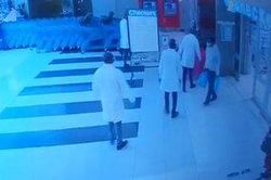 Băng nhóm cải trang bác sĩ cướp trong siêu thị