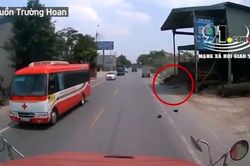 Đi xe máy tốc độ cao, tông vào đuôi xe tải, thanh niên văng ra lề đường bất tỉnh