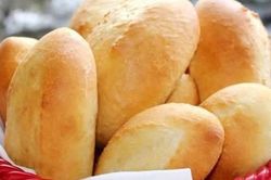 Chẳng cần thiết bị đắt tiền nào, hô biến chiếc bánh mì ỉu xìu thành giòn tan như mới ra lò nhờ cách đơn giản này