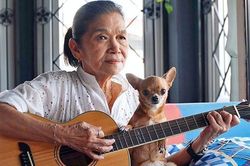 Cụ bà từng liệt nửa mặt dùng âm nhạc và các chú chó nhỏ chữa bệnh