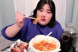 Ăn quá nhiều sẽ khiến da đen sạm, nhăn như người già