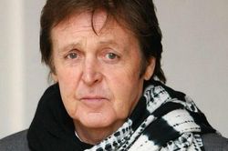 Paul McCartney nhớ lại chuyện The Beatles từ chối biểu diễn cho một nhóm đặc quyền