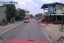 Phóng xe tốc độ cao, 'hôn' đuôi xe tải, thanh niên gặp kết buồn