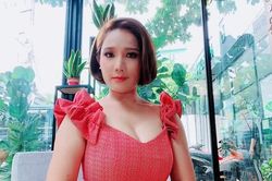 MC Cát Tường mặt mộc xinh đẹp, vòng một lồ lộ ở tuổi 42